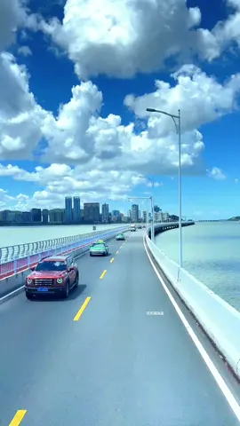 这是中国港珠澳大桥，总长约55公里，跨越伶仃洋连接香港、珠海、澳门，是桥、岛、隧一体的超级工程。2009年开工，2018年通车，拥有多项世界之最，设计寿命120年，抗16级台风等。采用“三地三检”通关，香港到珠澳时间缩至45分钟，助力大湾区发展。#china🇨🇳 #discover #travelling #travel #bridge