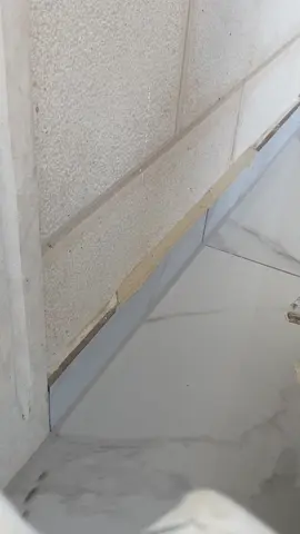 تشطيب / تفنيش التقاء البانيل ( نعلات البلاط) مع الحجر الخارجي بالكحلة.  How I finish such a joint.  #construction #painter #تشطيبات_داخلية_خارجية #دهانات_داخلية #جنين_نابلس_طولكرم_رام_الله_فلسطين_48 