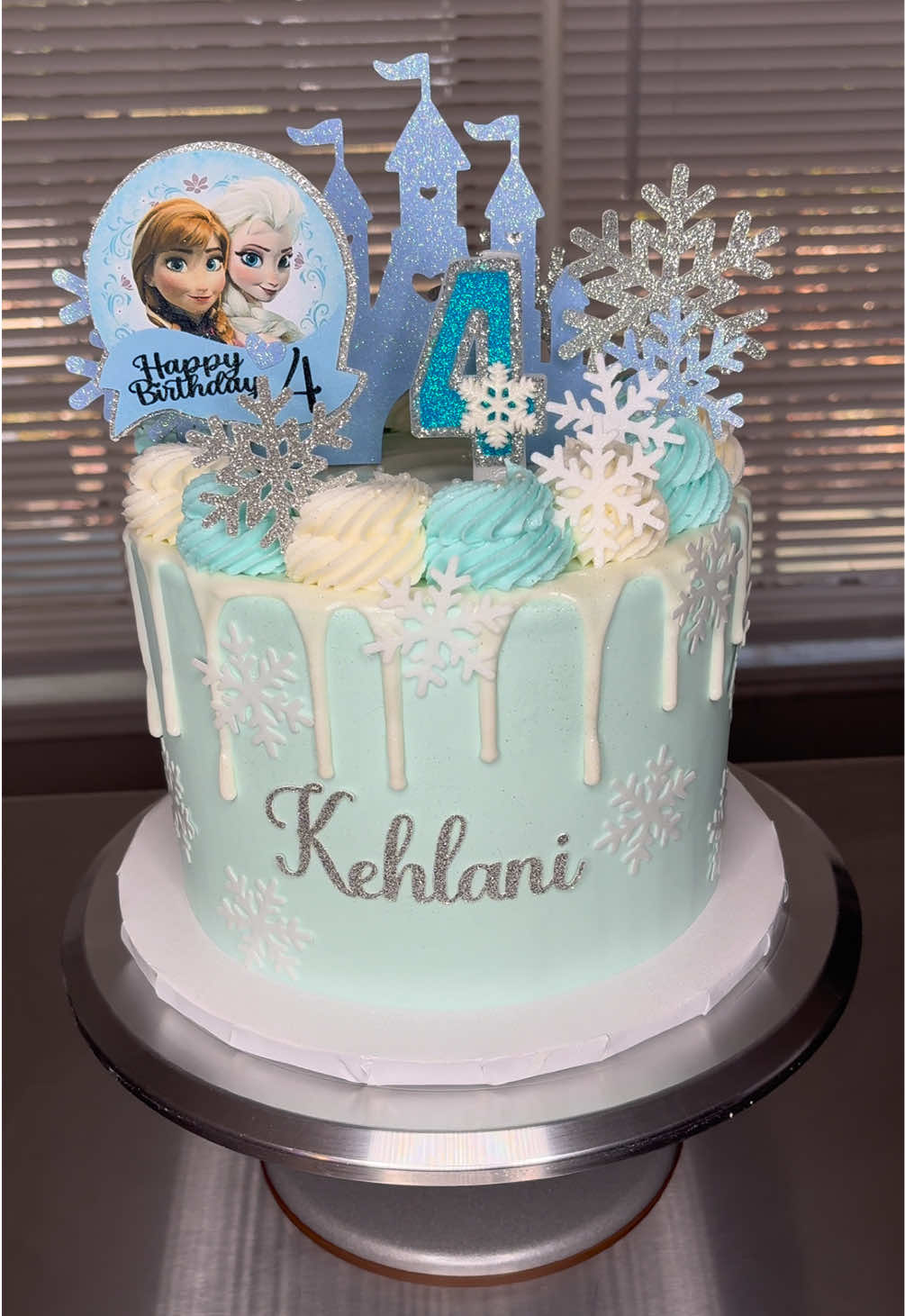 Frozen themed cake 😍🩵❄️ #fyp #cakedecorating #cakesoftiktok #blowthisup #frozen 