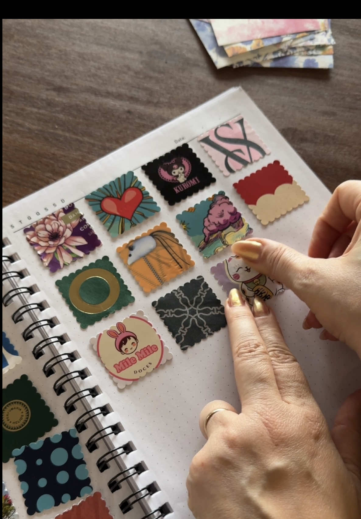 Completamente obcecada em juntar embalagens e papéis bonitos só pra fazer minhas próprias figurinhas 😍 #hobby #hobbycriativo #journal #colagem 