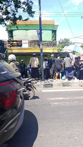 Surabaya Utara keras lorr mobil menyerempet saat iring2ngan jenasah di jalan Pegirikan surabaya