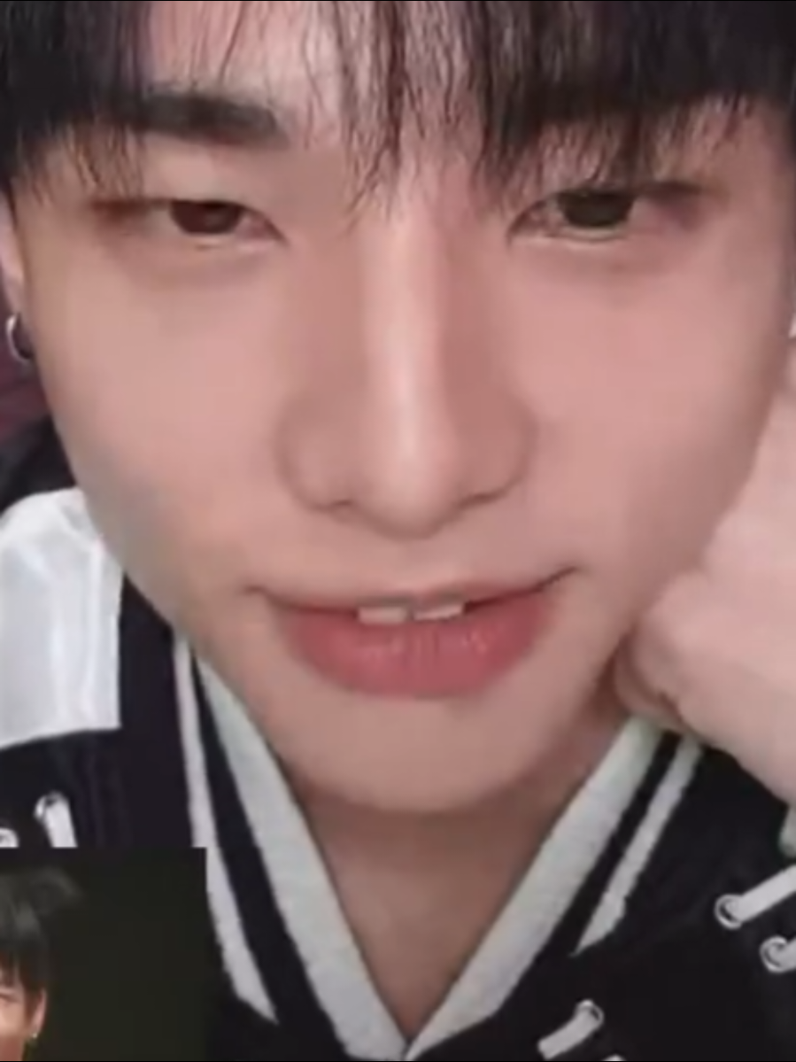 his bunny teeth are the cutest things you'll see today 😭🤏 #hyunjin #straykids 