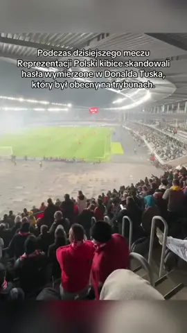 Podczas dzisiejszego meczu Reprezentacji Polski kibice skandowali hasła wymierzone w Donalda Tuska, który był obecny na trybunach.