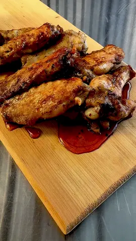 Simple. But tasty AF 🔥 Cooking directly over charcoal gives such a next level flavour, so I used salt and pepper so that char kiss wasn’t lost. But also…wanted to make sure that final drizzle of hot honey using @ToadsKitchenCupboard Orient Blaze really came through…and it did not disappoint!! #wings #chicken #hothoney #snacks #grilled