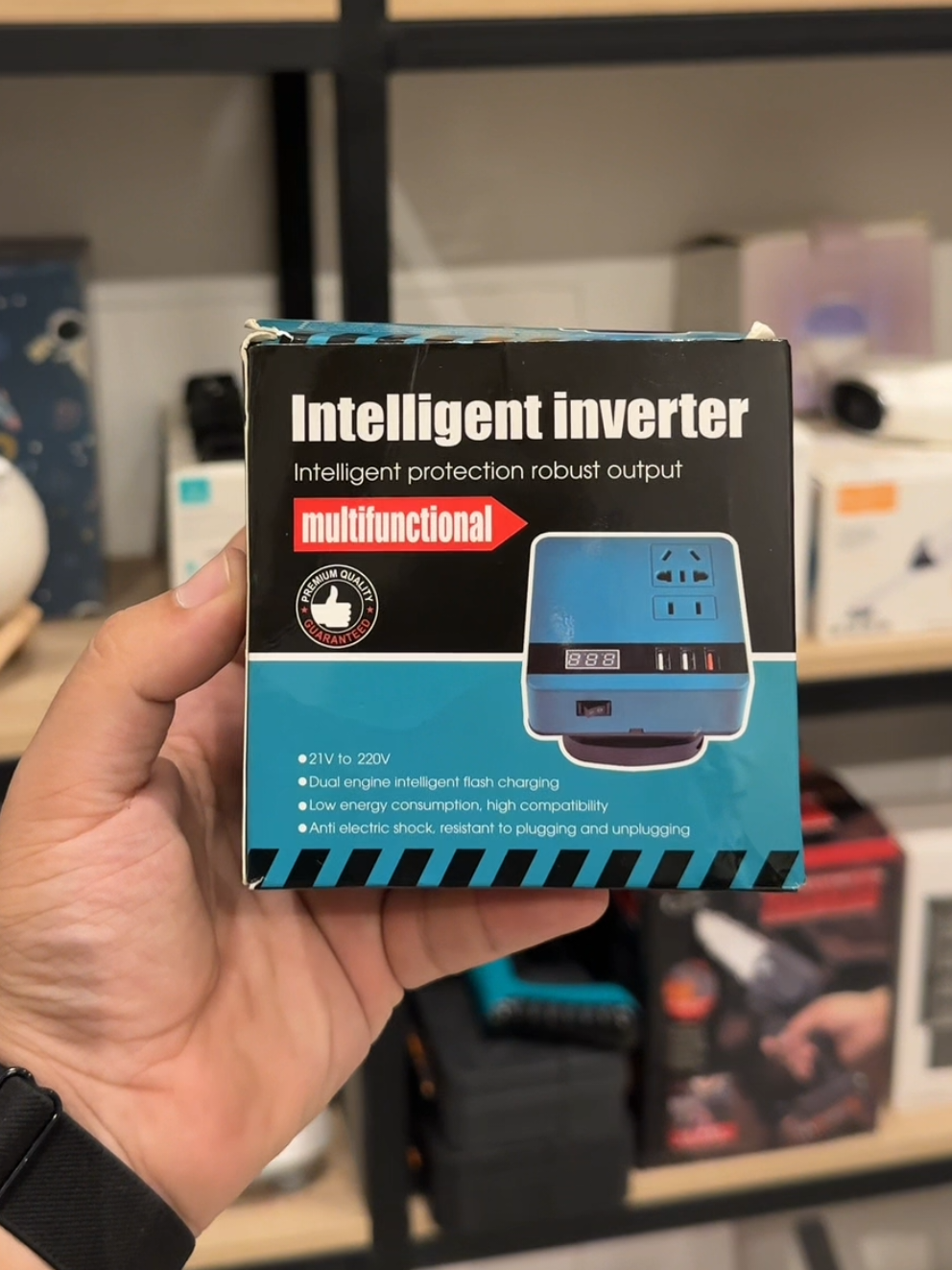 Intelligent Inverter – محوّل طاقة ذكي ببطارية 🔋⚡ 🔹️ محوّل ذكي متعدد الوظائف لتحويل من 12V/24V إلى 220V 🔹️ يحتوي على بطارية داخلية لضمان تشغيل مستمر عند انقطاع التيار 🔹️ مزوّد بعدة منافذ USB لشحن الهواتف، اللابتوبات والأجهزة الصغيرة 🔹️ حماية ذكية ضد الصدمات الكهربائية والتحميل الزائد 🔹️ استهلاك منخفض للطاقة مع كفاءة عالية وثبات في الأداء 🔹️ مثالي للاستخدام في السيارة، الرحلات، أو في حال انقطاع الكهرباء ✨ حل عملي لتشغيل أجهزتك في أي مكان بأمان واستقرار