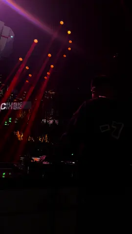 Đâu rồi nụ hôn nóng đâu rồi bàn.. tay ấm...🥺#fypシ゚ #bar #dj #nhacremix #lenxuhuong 