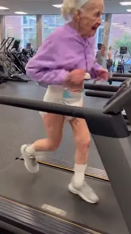 GRANDMA IN THE GYM 😅 #funnyvideos #funny #gym #grandma #fyp 
