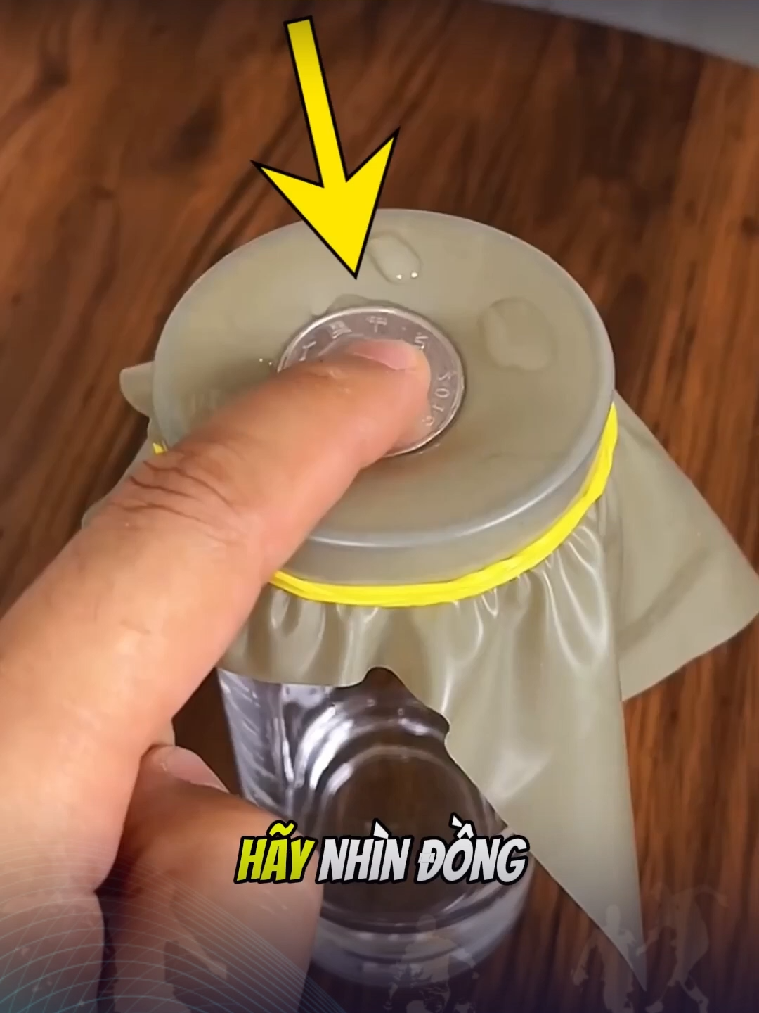 Đồng xu này có thể đi xuyên qua lớp màng bọc ư   #trending #giaitri #21media