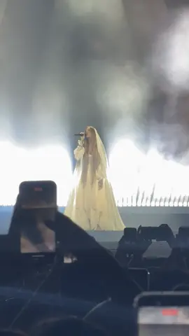 Belén Aguilera cantando “Como una Ola” de Rocío Jurado en Movistar Arena