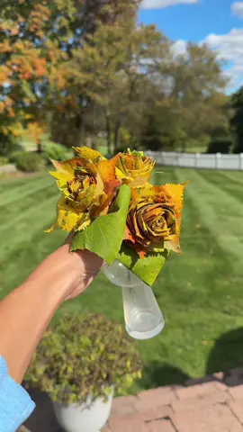 DIY Autumn leaf flowers 🍂🫶🏼💐 #fallflorals #fallleaves #autumndecor 