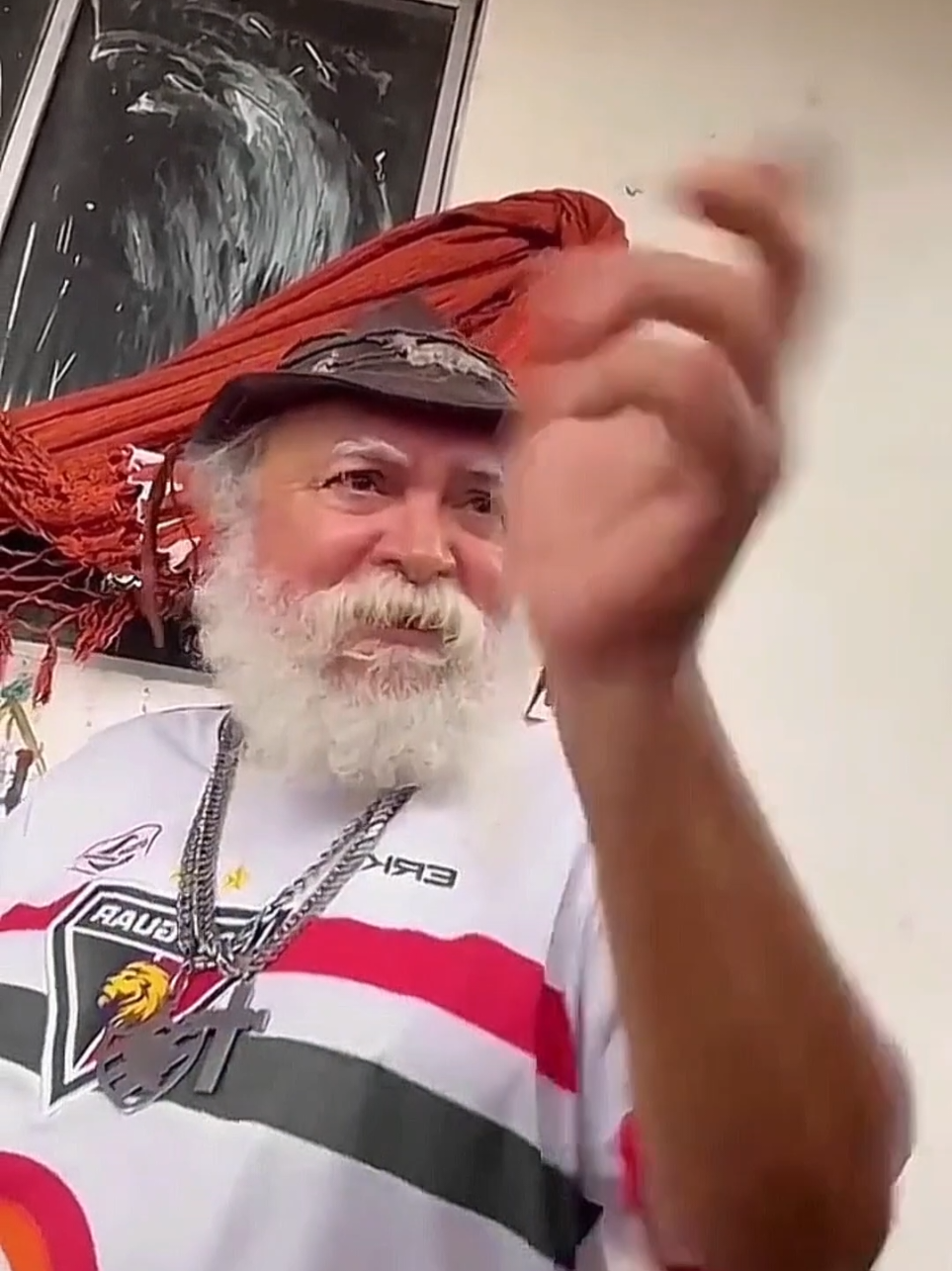 O meu sogro não quer fazer o exame da próstata de jeito nenhum. 😂
