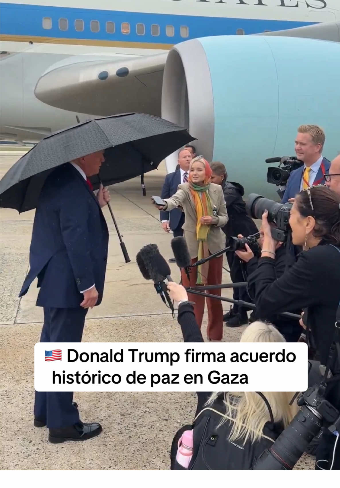 🇺🇸 @President Donald J Trump firma acuerdo histórico de paz en Gaza El presidente Donald Trump viajó a Israel y Egipto para concretar el histórico Acuerdo de Paz que pone fin a la guerra en Gaza. “Será un momento muy especial, todos estarán aplaudiendo al mismo tiempo”, dijo antes de partir hacia Medio Oriente. #USpolitics #DonaldTrump #News 
