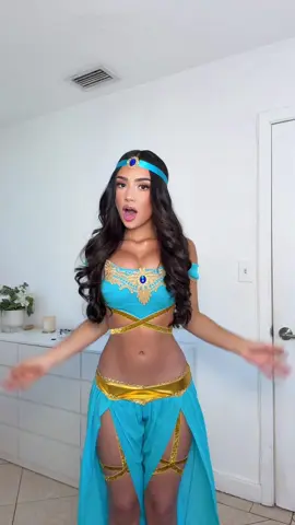 A princess! 🧞‍♂️💞 #halloween #halloweencostume #zoraidajazmine #tiktokshop #legavenue @Leg Avenue 