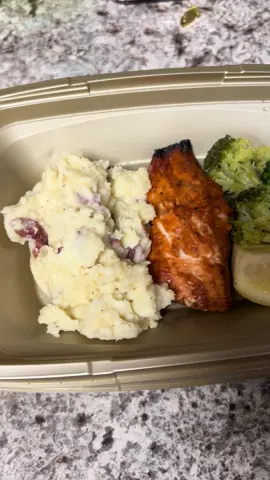 Cheesecake Factory .. Blackened salmon, Cajun sauce, creamy lemon sauce. #cheesecakefactory #blackendsalmon #doordash #sundaydinner #brownbread 