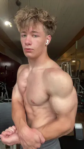 “Just eat carbs bro!”#fyp @DanMilk @C-Luv 16