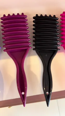 Escova de fitagem disponível na Ailla’s ! . . . . #cacheada #cuidadoscapilares #fitagem #cachos #hair 