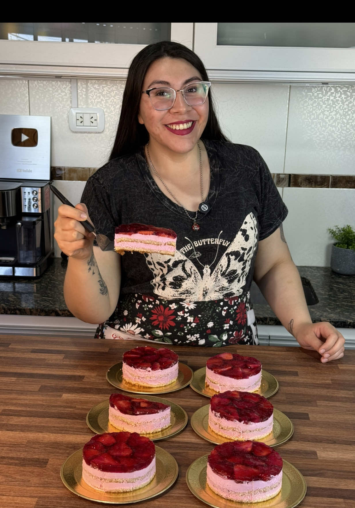 CON UN PIONONO Y UNAS FRUTILLAS HACEMOS 6 MINI TORTAS IDEALES PARA VENDER 😍 Ingredientes para el mouse de frutilla : Crema de leche 500ml Gelatina de frutilla 1 sobre  Agua caliente 1 taza  Agua fria 1 taza  Frutillas 250gr  Para la base: 1 pionono  #tortahelada #torta #pastel #pasteleria 