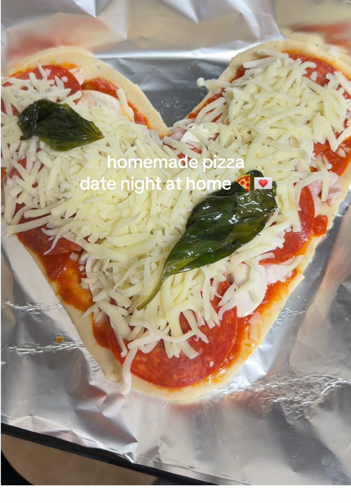 #datenight #datenightathome #dateideas #sundaynightbaseball #pizzacasera 