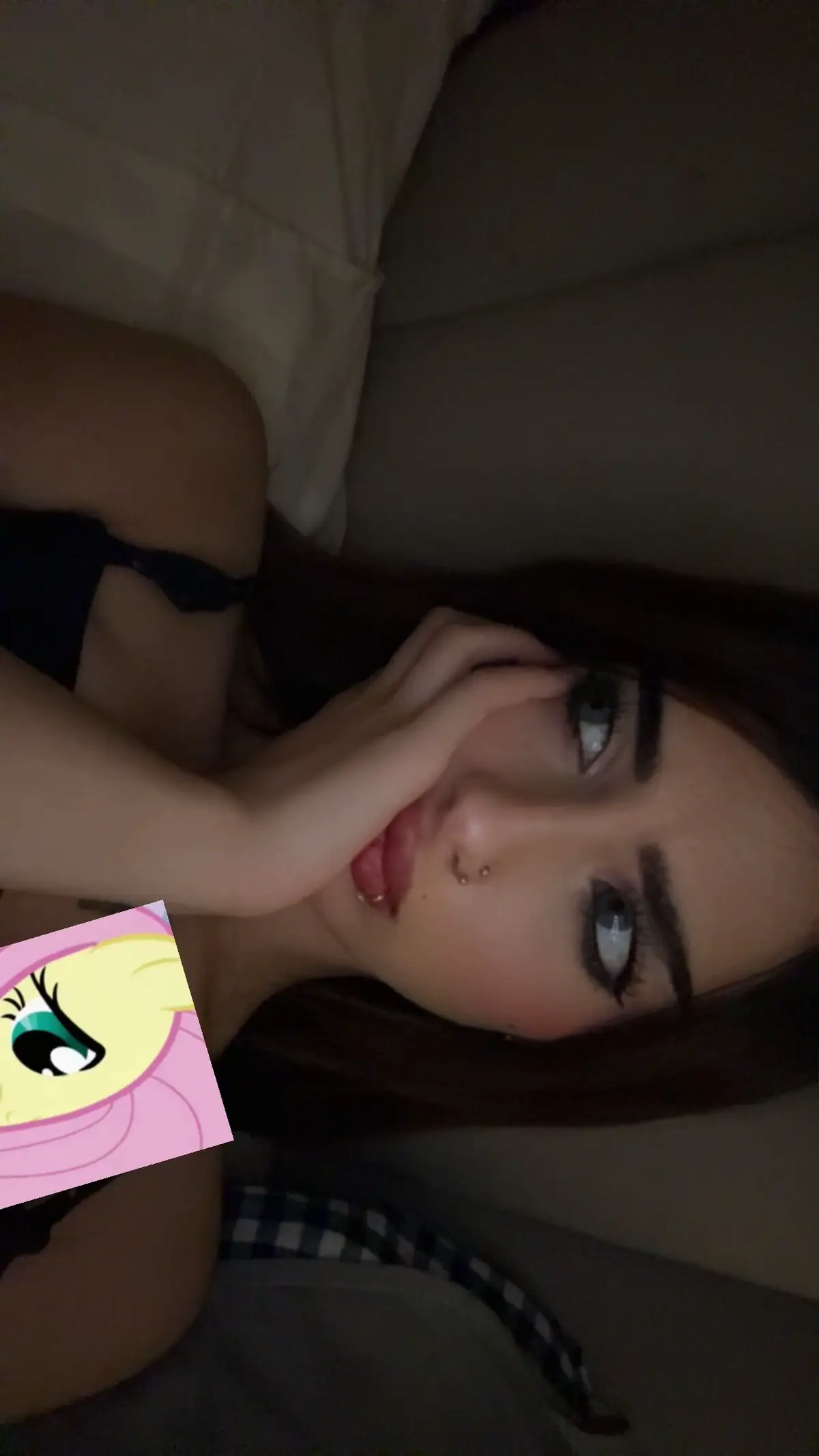 فك قلبي من برودك لو تولع بالمحاني عطني احساس بوجودك وخذ كل الي تريده😓