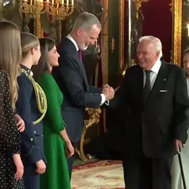 Letizia de verde😍🙇🏻‍♀️💚 #monarquiaespañola🇪🇦 #felipeyletizia #reinaletizia #leonorysofia #reinaletizia 