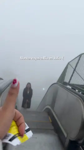 Recomendación: nunca vayas a Río en Julio. La verdad es que te la juegas, ese día hasta las 2 pm había un sol intenso, luego de la nada empezó a llover.  #fyp #malasuerte #girls #brasil #parati 