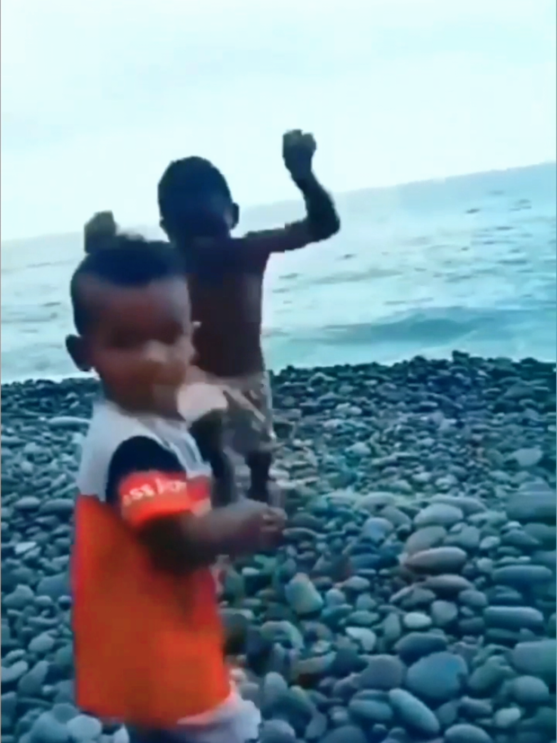 The climax of the stone throwing. I wanted to throw it cool like you, brother, I'm sorry! ㅋㅋㅋㅋㅋㅋㅋㅋㅋㅋ ㅎㅎㅎㅎㅎㅎㅎㅎㅎㅎ 크하하 ㅋㅋㅋㅋㅋㅋㅋㅋㅋㅋ Fighting. #Stone throwing #beach #sea #brothers #Funny 