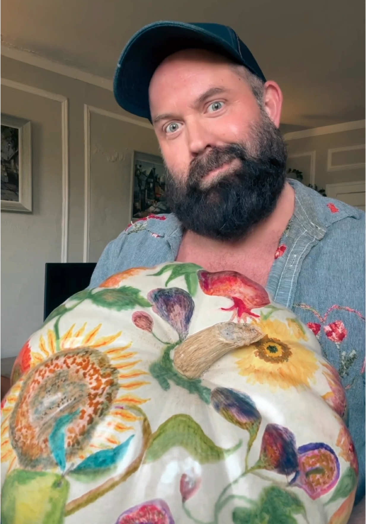 I paint a white pumpkin every year and they’re awesome for your autumn decor. This one has a variety of sunflowers, figs, pomegranates, peaches, and pears. I used a variety of paint markers on this and I’m never one to gatekeep art supplies so: @POSCA USA, @ARTEZA, @Sharpie, and @BIC. I’ll illustrate the pumpkin and finish it with an acrylic spray. If you keep it dry it will last for months. So this is also great for your thanksgiving tables. Cheers! #art #artist #holiday #holidaystyle 
