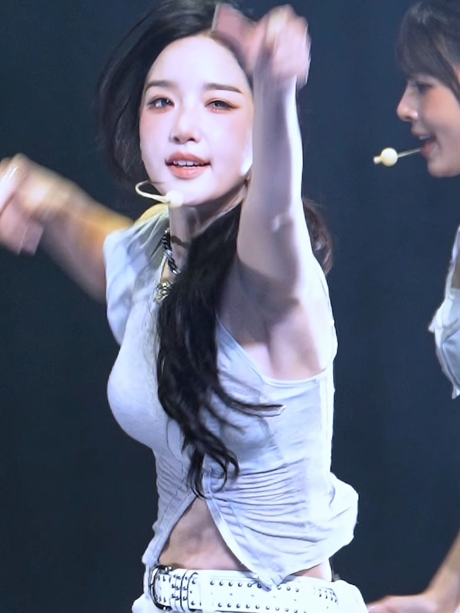 Yooyeon #tripleS #트리플에스 #yooyeon #kimyooyeon #triplesarmpit 