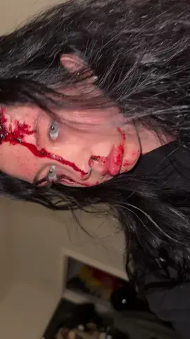 It’s fake btw #fakebloodwarning⚠️ #fyp #viral #halloweenmakeup #halloween 