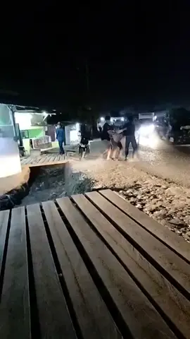 entah apa yg mereka perebutkan😁