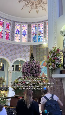 Maria não toma o lugar de Jesus. Ela nos leva até Ele. Tudo em Maria conduz a Cristo! Como ensinou São Luís Maria Grignion de Montfort: “O Espírito Santo não concedeu nunca uma graça senão por Maria.” Jesus veio ao mundo por Ela, e é por Ela que somos levados ao coração do Filho. 💙