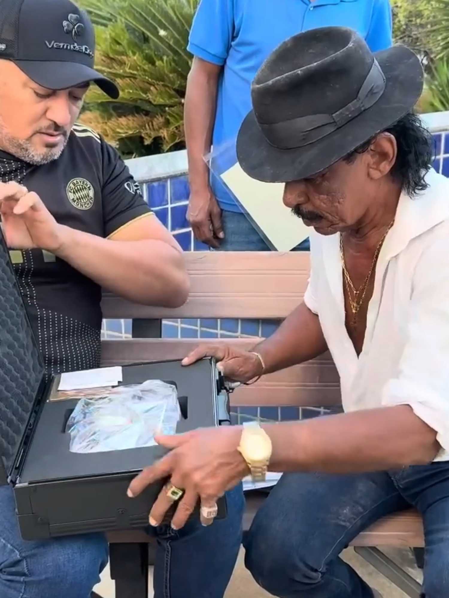 Charlles, Tiringa e Tõe agradecem pelos 10 milhões de seguidores #memes #tiringa #tiringaoficial #piada #trolagem #alegria #comedia #humor #teatro