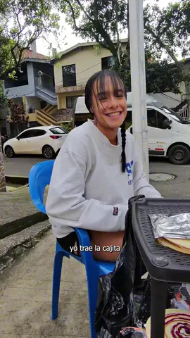 Repartiendo obleas en la calle 📍Ubicados en la Calle 74 N. 44a Barrio el Pomar