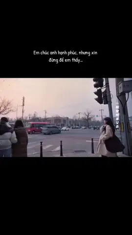 Em vẫn chúc anh hạnh phúc… nhưng xin đừng để em thấy Em đã dặn lòng phải quên, đã học cách mỉm cười khi nghe tên anh. Em nói “chúc anh hạnh phúc” bằng tất cả can đảm còn sót lại, nhưng thật lòng… em không đủ mạnh để nhìn anh hạnh phúc bên người khác. Nếu có thể, hãy để em nhớ anh bằng những ký ức đẹp nhất, chứ đừng bằng khoảnh khắc anh nắm tay ai bước qua em giữa phố. Em không còn là gì trong đời anh, nhưng chỉ cần một ánh nhìn, mọi điều em cố quên lại ùa về — đau đến lặng người. Vì đôi khi, buông tay không có nghĩa là hết thương, chỉ là… em đã chọn thương anh trong im lặng. 🌙    #tinhcu #conthuong #hetduyen #gaplaianh #dangdo #motchutbuon #yeunhungdung #thanhxuan #roiboa #saithoidiem