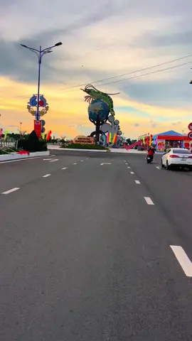 Biểu tượng con tôm ôm trái đất quảng trường Phan Ngọc Hiển cà mau.Hôm nay râu đuôi đầy đủ ròi ace ơi, hình như sắp ăn khánh thành ròi.#Camau #viewdep #quangtruongphanngochien  @NguyenBaoLinh1993 