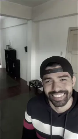 🤯 Es el video más difícil de mi vida (Pero confío en sacar tu sonrisa)  ¡Hola! Soy Beto. 👋 Este video fue un reto (me cuesta hablar a cámara), pero tenía que presentarme. 🤣 Mi misión es simple: hacer que olvides tus problemas en solo 15 segundos y te vayas con una sonrisa.🙌🏼 Aquí no hay polémicas, solo humor rápido y sin filtro. 😁 Confía en el formato. Confía en las risas. 🚀  #comedia #videoscortos #risas #beto #humor 