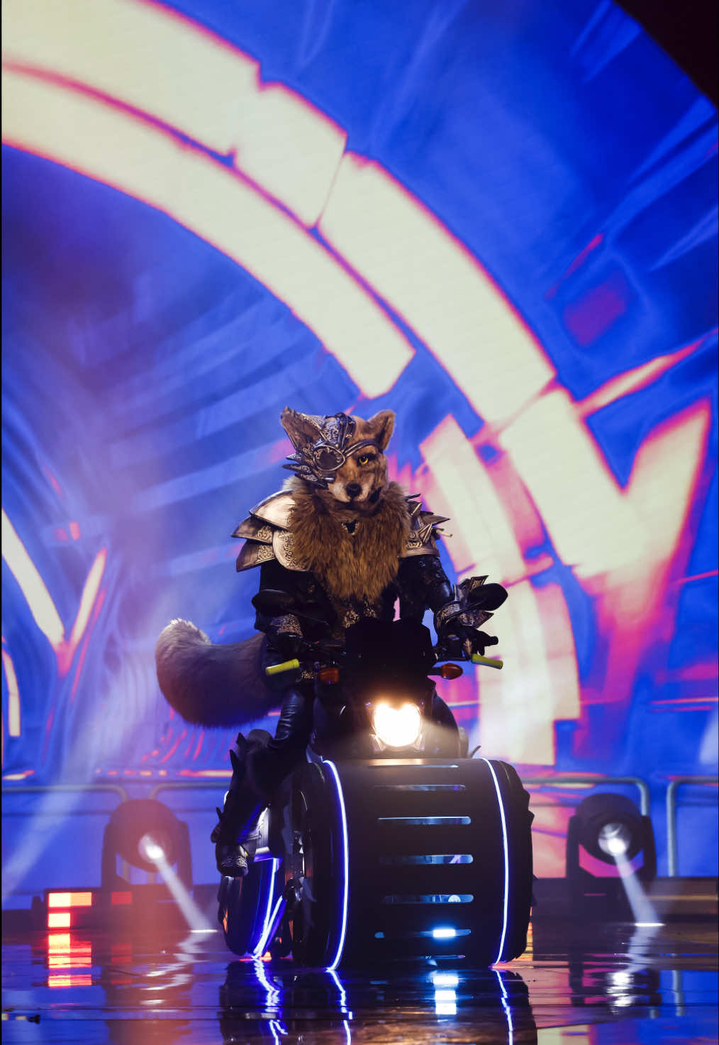 RENARDO n'a pas dit son dernier mot dans ce duel enlevant! 🦊 Rusé, il a hypnotisé les enquêteurs avec sa performance magnétique... dansant et chantant haut perché sur sa moto! 🏍️ Qui peut bien se trouver sous la charmante bête? 🔍 ⎯⎯⎯⎯⎯⎯⎯⎯⎯⎯ 🎭 Chanteurs masqués 📺 Dimanche 19h | TVA et TVA+ #ChanteursMasqués 📸 Eric Myre