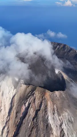 Awas! Gunung Level III⚠️ Gunung Api Lewotolok / Ile Ape Lewatolok! - Gunung ini memang memiliki ketinggian 1.423 Mdpl, tapi sekarang juga lagi aktif banget! Pokonya wajib dibawah pendampingan warga lokal asli/guide kalau emang mau kesini, ya! #lewalotok #ileapelewotolok #ileape #lembata