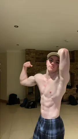 Low-key feeling small asf 💔 #GymTok #jacksfitness #physique #motivation #fyp 