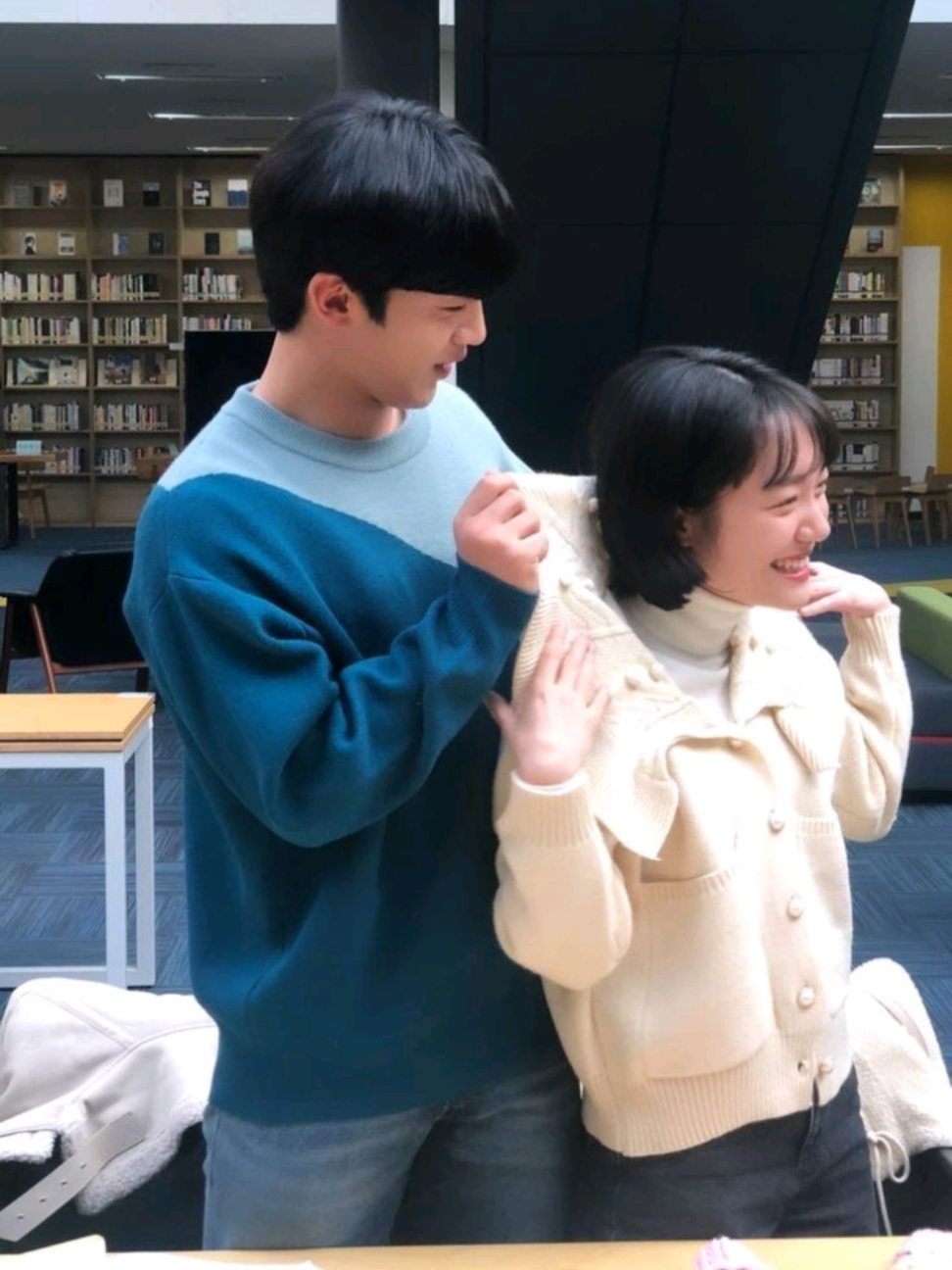 -,HOLUU ll @⋆.𝓢𝙚вɑׁׅ𝐬 ᴠ𝕖𝚛ѕ𝒊𝓸́𝐧⋆.🧡ll Lelee,ps q te digo hermanito. Gracias por permitirme estar en tu vida, gracias por estar conmigo tanto en las buenas como en las malas,te juro q no se q sería de mi vida sin ti,sin tus locuras, sin q juguemos,sin pelearnos,ps en pocas palabras q haría yo sin ti? Lele,se q hace unos meses nos conocimos pero yo te amo desde el primer momento q hablamos,mi amor por ti es inexplicable,Se q soy una persona super Inestable pero créeme q te amo y te amo con cada fuerza de mi corazoncito. Eres como Mi hermanito de otra sangre,mi media naranja, mi príncipe, mi angelito, mi estrellita,mi atardecer, mi mañana, mi noche,mi mejor amigo, El Trueno de mi Nicki,El enchinador de mis pestañas, el blush de mis cachetes, el Wybie de mi Coraline,en fin,eres mi todo. Te agradezco por compartir todos tus momentos conmigo, por tener esa confianza de decirme lo q te pasa. Tu no te mereces este párrafo horrible,te mereces millones de libros Pero en este caso no se hacer libros jejwjw,si supiera te haría un montón de libros. Se q Soy una persona con un carácter horrible y q no sabe expresar bien sus sentimientos,pero créeme q esta niña enojona te ama con todo su ser. Te amo tanto q estoy dispuesta a ver todas y cada una de las películas de Marvel y de Harry Potter. Gracias por Ser mi mejor amigo Lele,te amo tres millones...🩶 ll @a lvs a ll • • • • • • • • • • • • • • • • • • • • • • • • • • • • • •  #paratiiiiiiiiiiiiiiiiiiiiiiiiiiiiiii #noflopppppppppppppppppppppppppppp #xyzbca #viral #fyp 