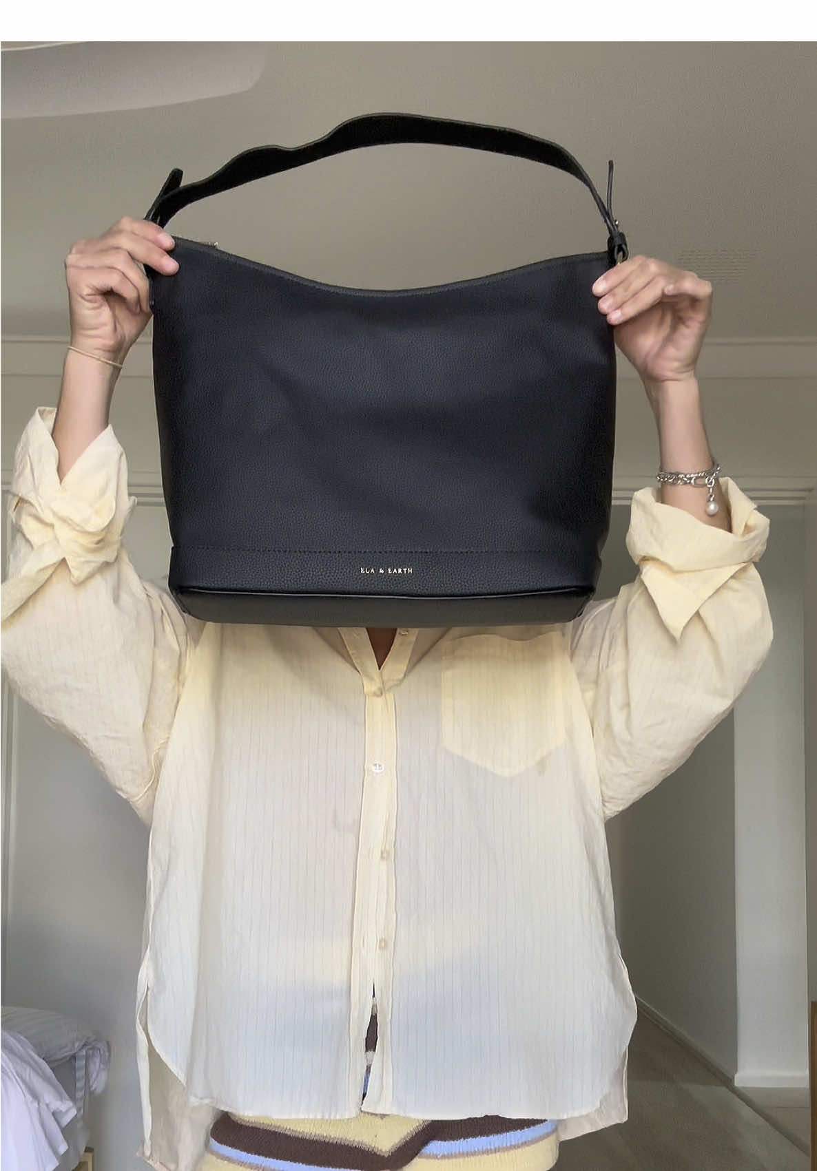 The beautiful team at @Ela & Earth sent me this bag and a cheeky discount SOPHIEC20 for any of my followers ❤️ #styleover30 #elaandearth #collaboration #gift #microinfluencer #handbag 