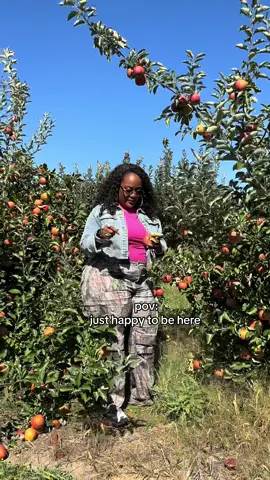 this time last year i was holding on by a thread and nobody knew. I’m just so grateful that God brought me thru it.  . apple picking in hudson valley.  . . . #applepicking #nycthingstodo #warwick #applepickingseason #regularblackgirltiktok   . . .
