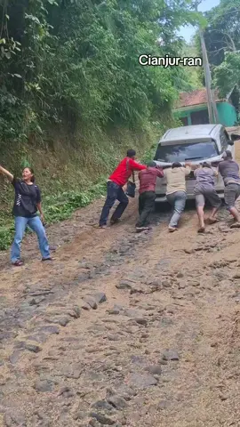 Ruas Jaln Pamoyanan - Cimaskara kec cibinong cianjur masih terlihat rusak parah, semoga cepat di perbaiki #kdm 