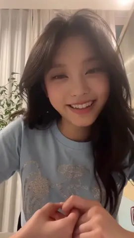 She's so pretty 💚🐱 #haerin #haerinnewjeans #newjeans #idol #kpop 