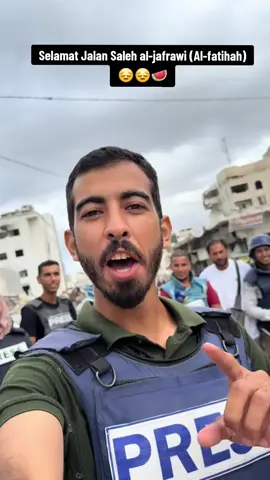 Saleh Al Jafrawi 😭 Baru sahaja gambar beliau meraikan genjatan senjata tular. Antara wartawan yang tidak pernah penat melaporkan berita dari G. Beberapa jam lalu, beliau syahid ditembak 7 das tembakan oleh kumpulan pengkhianat bersenjata di kejiranan Sabra, di Bandar Gaza. Berehatlah 😭 #prayforpalestine  #gaza  #fypシ゚viral  #fyppppppppppppppppppppppp  #Stand4Sumd 