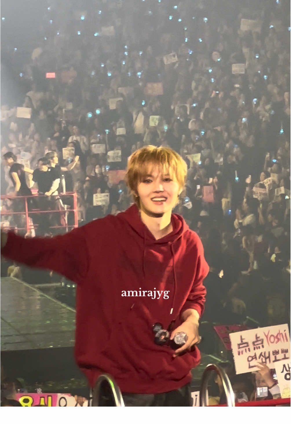 when uamd ur friend the only hijabi in that area! i was freaked out when he wave back 😩🫶🏼 #treasure_yg #doyoung #트레저 #fyp #kpop 