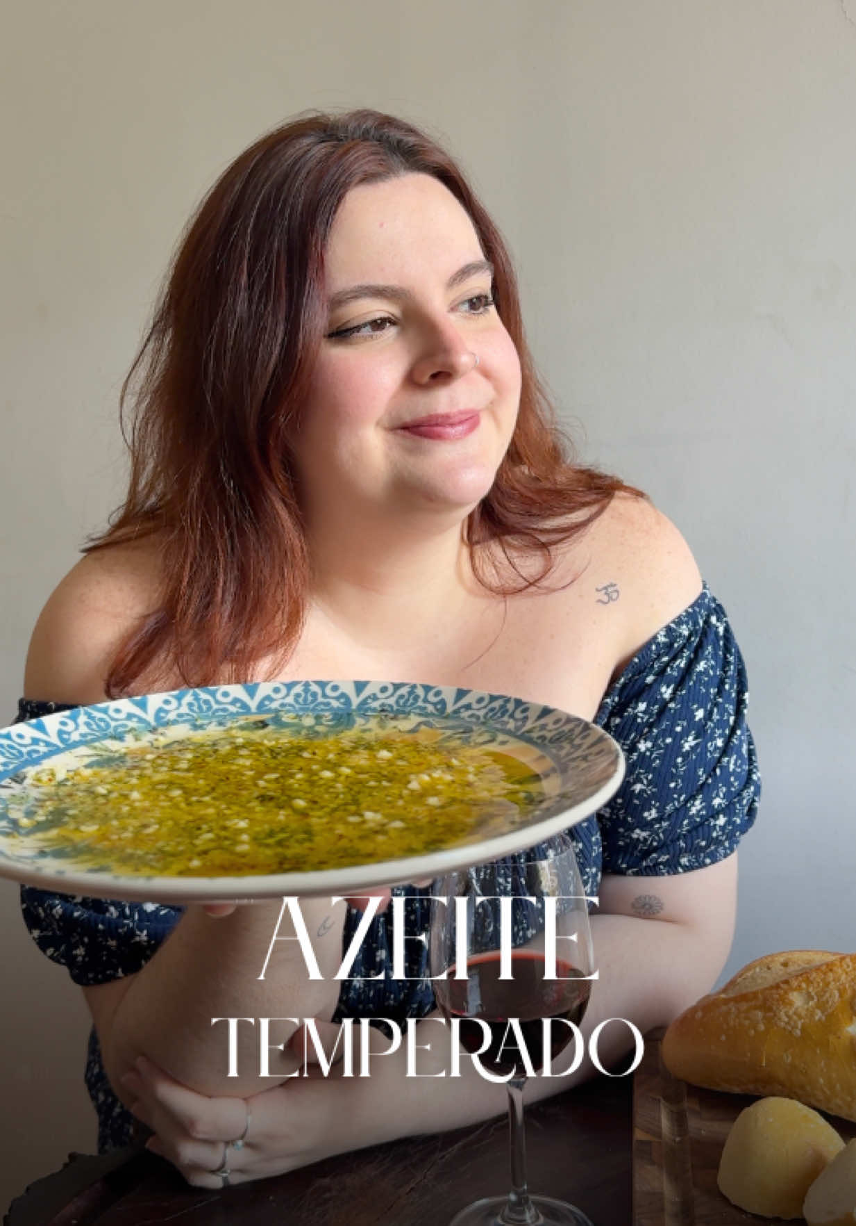 Esse aqui era o favorito do meu avô 🇮🇹✨ Se ele sumia por uns minutos, era certeza: a gente ia atrás e encontrava ele na cozinha, fazendo exatamente isso — um prato de azeite temperado pra comer com pão e salame. 📌 No prato foi: 🫒 Azeite (a quantidade depende de quantas bocas vão comer) 🧀 Queijo ralado 🌶️ Pimenta calabresa 🧄3 dentes de alho 🌿 Orégano e outros temperos secos que você gostar Dá uma mexidinha e pronto — serve com pão italiano e, se quiser deixar com mais cara dele ainda, come com salame 🤌 Simples, cheio de sabor e com gosto de lembrança boa. #fyp #italianfood #receitasfaceis #receitas 