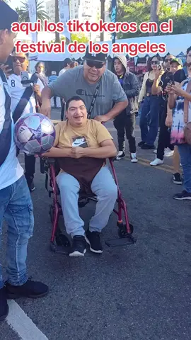 aquí los tiktokeros de los angeles en el festival chapín de Los Ángeles