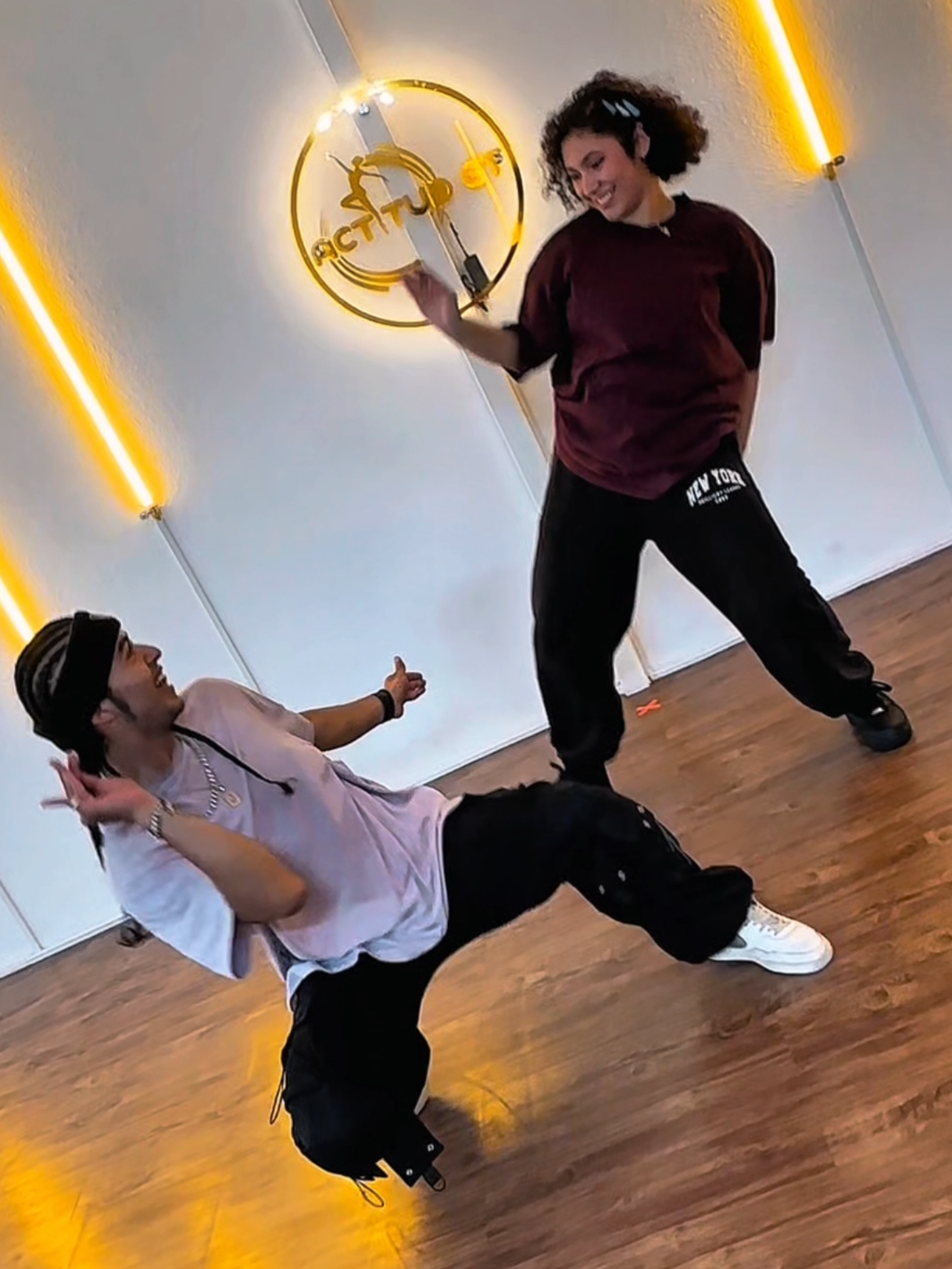 ¿Les gustaría más videos juntos? ¿Y con qué canción? 👀🔥 @Jimeee🦊  #dancehall #guatemala #dance 