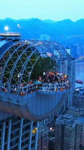 The Crystal: la ciudad suspendida en el aire.